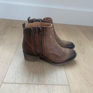 Circle G Burnished Brown Double Zipper Bootie